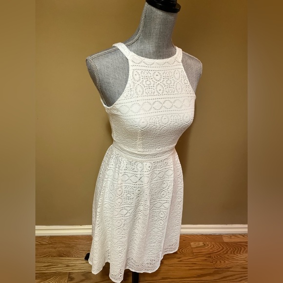 Le Chateau Dress - Picture 3 of 9